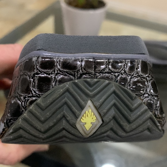 VOLATILE The Mini Croco Thong Wedge Sandal - Picture 7 of 8